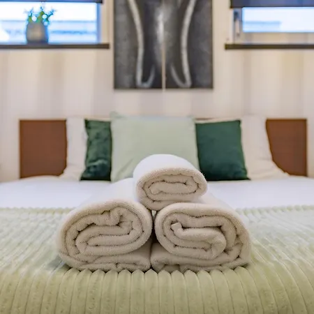 Watervillashiraz Bådhotel *