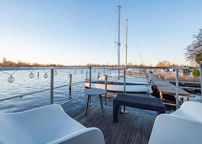 Watervillashiraz Botel